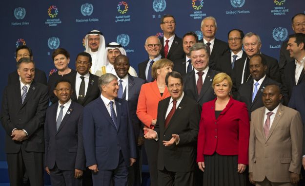epa05324619 Dignitaries attend a family photo session during UN Humanitarian Summit in Istanbul, Turkey, 23 May 2016. World leaders meet on 23 and 24 May 2016 in Istanbul for an inaugurational summit on common humanity and to prevent and reduce human suffering. EPA/TOLGA BOZOGLU
