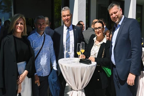 POLITIČKA SPONZORUŠA ILI KUKAVIČJE JAJE HDZ-A?