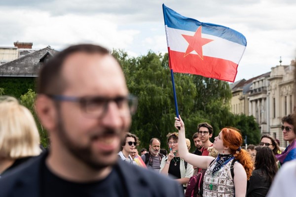 ZASTUPA LI TOMAŠEVIĆ POLITIČKU DOKTRINU PROPALE YU?